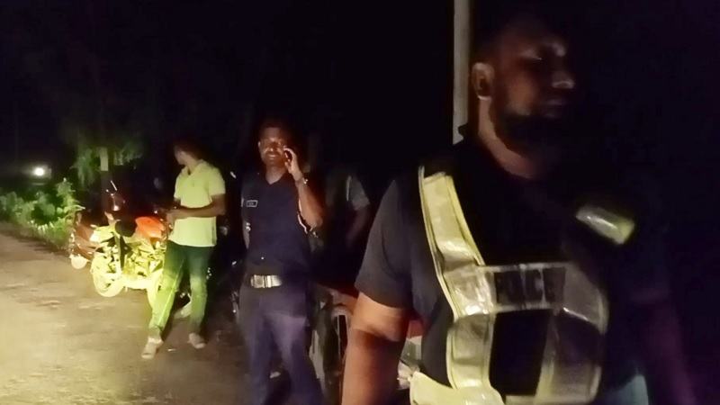 মেহেরপুরের গাংনীতে থানার পাশের সড়কে ককটেল ফাটিয়ে গণডাকাতি