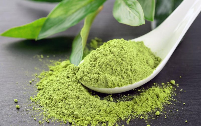 matcha-powder-in-white-ceramic-spoon