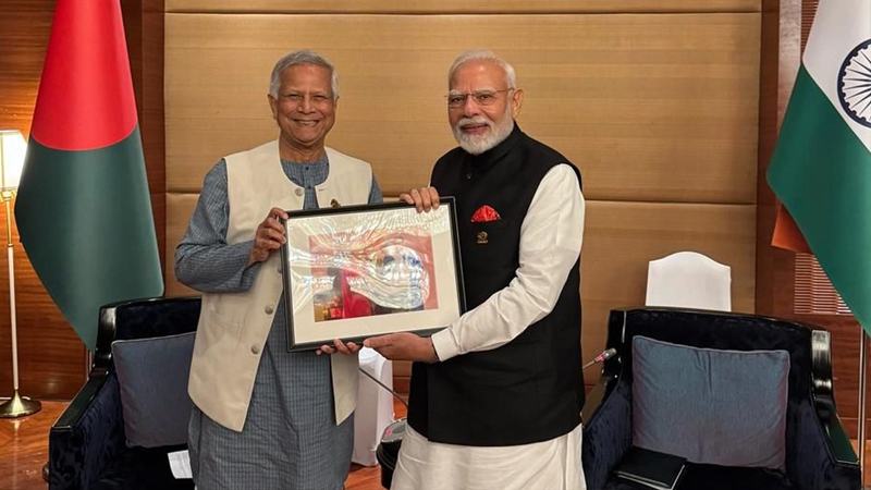মোদিকে ছবি উপহার দিলেন অধ্যাপক ইউনূস