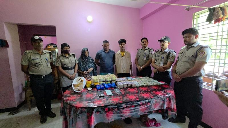 কক্সবাজারে পুলিশের এসআইয়ের বাড়ি থেকে ৯০ হাজার ইয়াবা উদ্ধার, আটক ৩