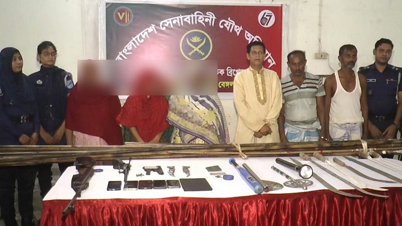 মাদারীপুরে দেশী-বিদেশী অস্ত্রসহ ৬ জনকে আটক করেছে যৌথবাহিনী