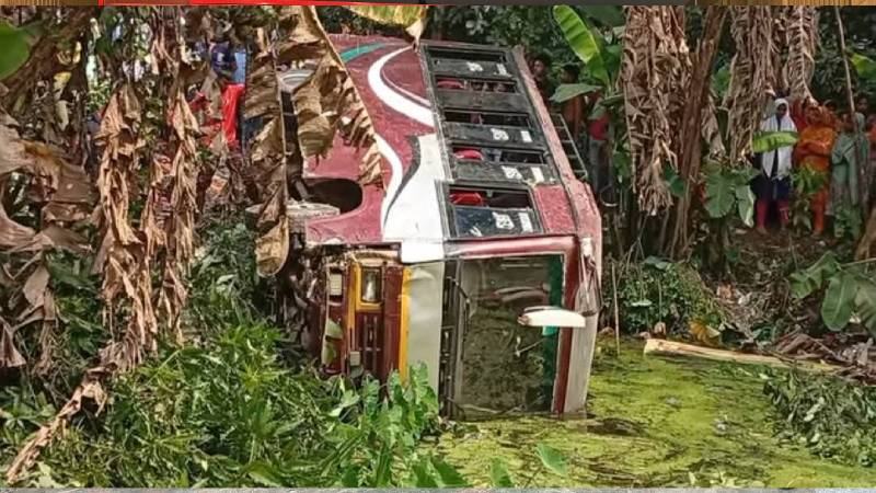 মাদারীপুরে নিয়ন্ত্রণ হারিয়ে খাদে বাস, নিহত ১