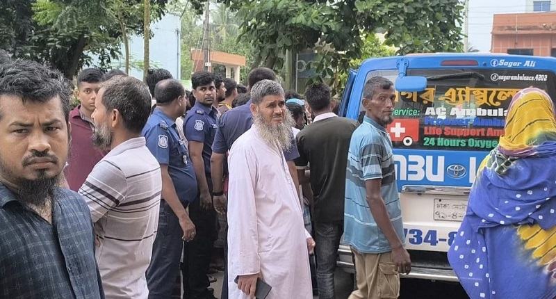 মাদারীপুরে গাড়ি উল্টে পুলিশ সদস্য নিহত, আহত ১০