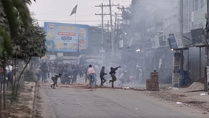 মাদারীপুরে দুপক্ষের সংঘর্ষে অর্ধশত ককটেল বিস্ফোরণ, আহত ১০