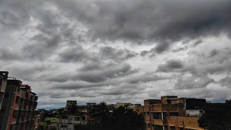 আকাশ মেঘলা থাকলেও আভাস নেই বৃষ্টির