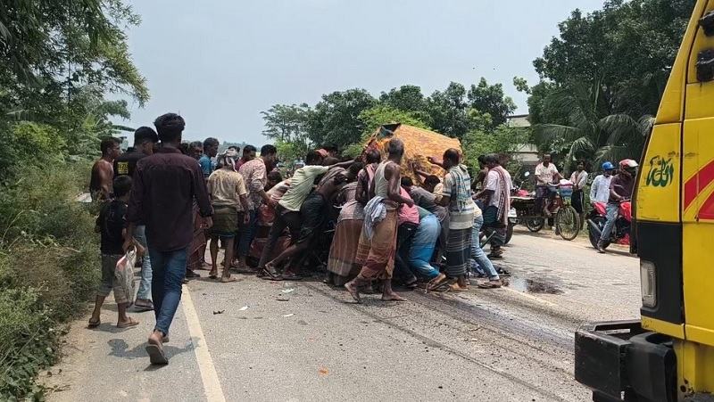 মেহেরপুর-কুষ্টিয়া সড়কে ট্রাকের ধাক্কায় শিশুসহ নিহত ৩
