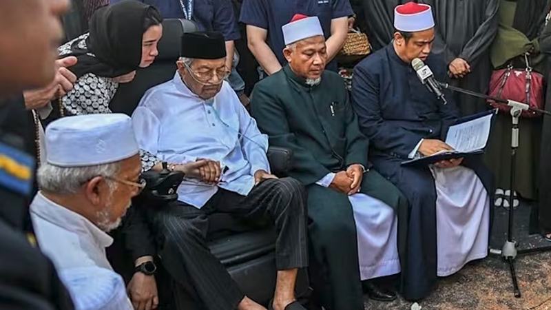 জীবনসঙ্গীর মৃত্যু মানতে পারছেন না, ভেঙে পড়েছেন মাহাথির