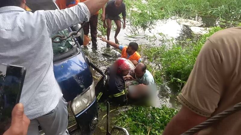 নিয়ন্ত্রণ হারিয়ে মাইক্রোবাস খালে, নারী-শিশুসহ একই পরিবারের ৭ জন নিহত