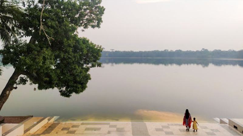 খানজাহান আলী মাজারের দীঘির কুমিরটিকে সরিয়ে নেয়া হয়েছে