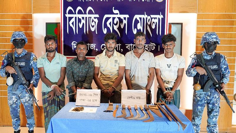 মোংলায় বাণিজ্যিক জাহাজে চুরির প্রস্তুতিকালে দেশীয় অস্ত্র ও মাদকসহ আটক ৫