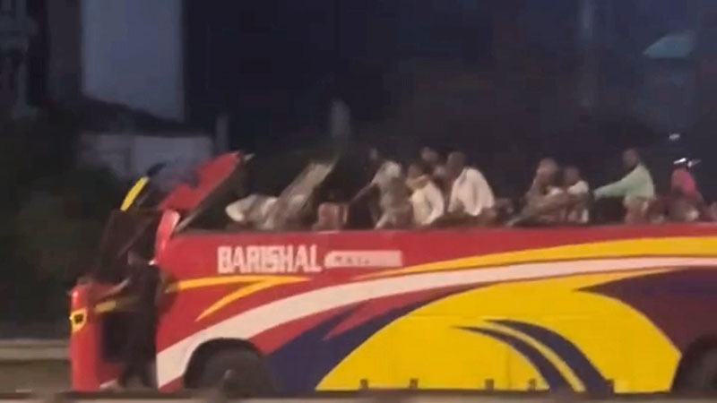 দুর্ঘটনায় উড়ে গেছে বাসের ছাদ, তবু ৫ কি.মি. চালিয়ে গেলেন চালক