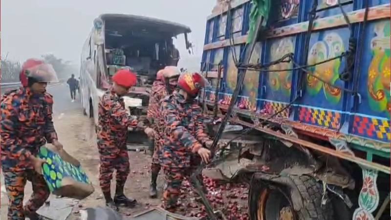 থেমে থাকা ট্রাকের পেছনে বাসের ধাক্কায় একজন নিহত, আহত ১৫