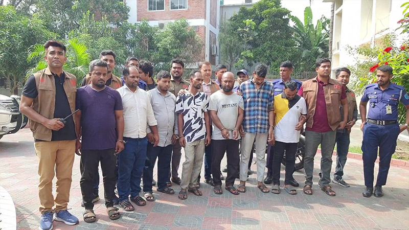 মুন্সিগঞ্জে পুলিশ পরিচয়ে স্বর্ণালঙ্কার লুটের ঘটনায় ডাকাত চক্রের ৭ সদস্য গ্রেফতার
