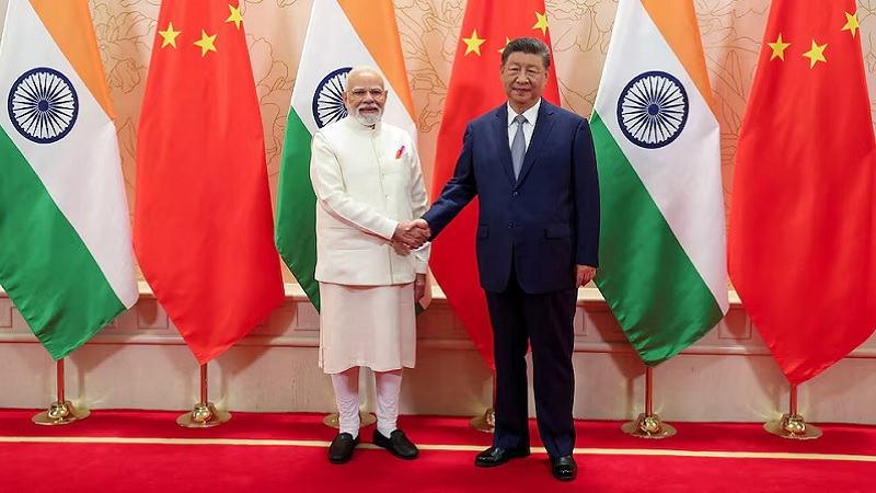 ট্রাম্পের শুল্ক তীর থেকে বাঁচতে ‘বন্ধুত্ব’কে ঢাল বানানোর ইঙ্গিত শি-মোদির