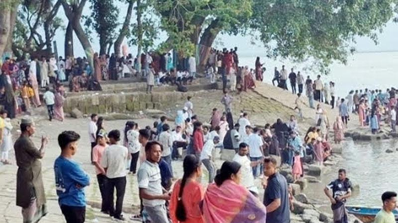 দর্শনার্থীদের পদচারণায় মুখরিত চাঁদপুরের তিন নদীর মোহনা