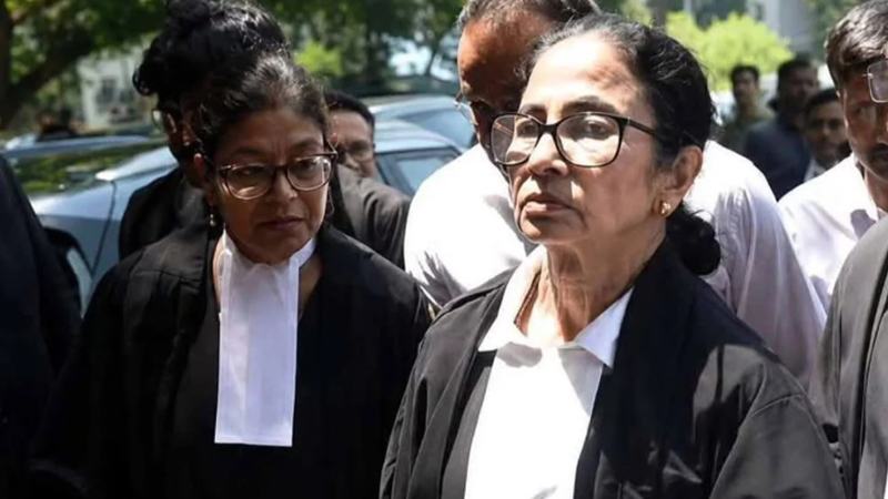 আইনজীবীর পোশাকে কলকাতা হাই কোর্টে মমতা ব্যানার্জি