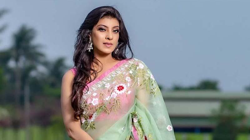 ‘পেনসিল হিল’ গানচিত্রে আকর্ষণ মৌ
