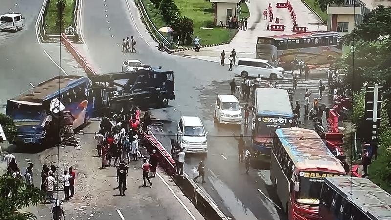 পদ্মা সেতুর মাওয়া প্রান্তে পাঁচ গাড়ির সংঘর্ষ, আহত অন্তত ১১