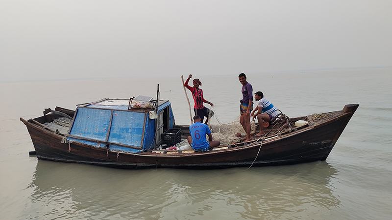 আজ মধ্যরাত থেকে ইলিশ ধরায় ২২ দিনের নিষেধাজ্ঞা
