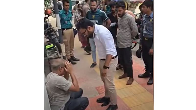 ঢাকার ফুটপাতে মারধরের ঘটনায় যুবক আটক, দাঁড়িয়ে থাকা পুলিশ সদস্য প্রত্যাহার