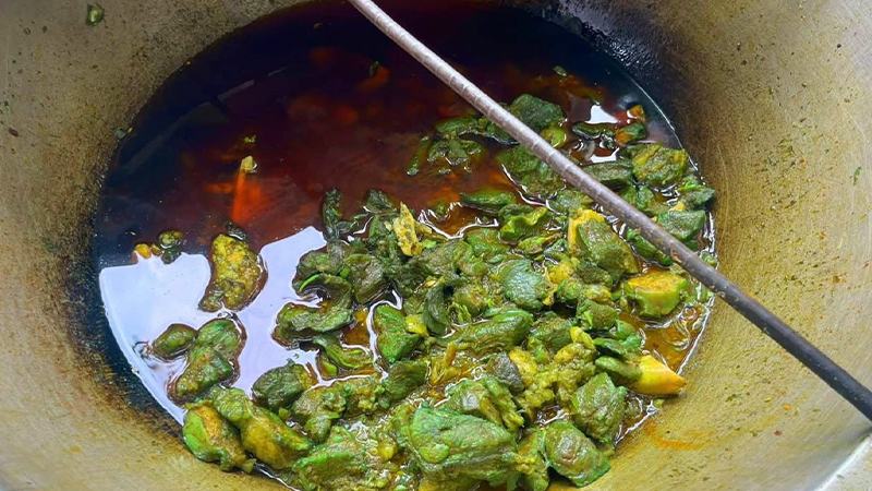 রান্নার সময় সবুজ হয়ে গেল গরুর মাংস, কড়াই নিয়ে থানায় ভুক্তভোগীরা
