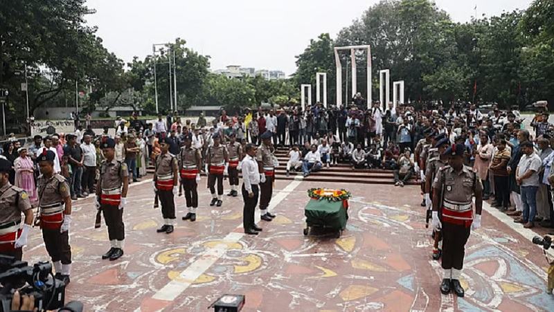 মুস্তাফা মনোয়ারকে গার্ড অব অনার ও সর্বস্তরের মানুষের শ্রদ্ধা