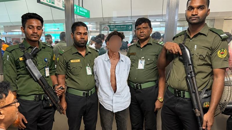 মেট্রো স্টেশনে নারীর ব্যাগ ছিনিয়ে নেয়ার চেষ্টা, ছুরিসহ ছিনতাইকারী আটক