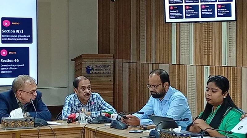 দয়া করে আমাদের হাত বাঁধবেন না, পরে আপনাদের পক্ষেও আর লিখতে পারব না: মতিউর রহমান চৌধুরী