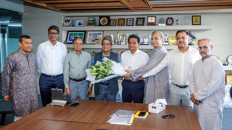 প্রথম আলো সম্পাদক মতিউর রহমানকে নোয়াবের সংবর্ধনা