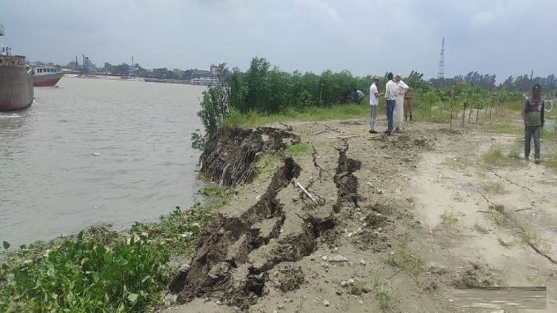 মুন্সিগঞ্জে মামলা-জরিমানা ও নিষেধাজ্ঞাতেও বন্ধ হচ্ছে না অপরিকল্পিত ড্রেজিং