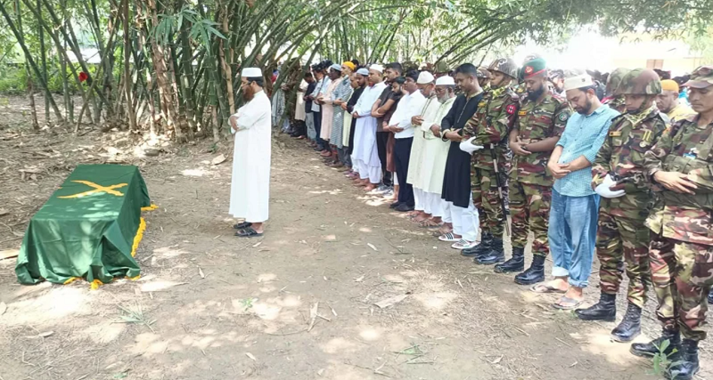 ফায়ারিং অনুশীলনে নিহত সেনাসদস্য রিফাত মায়ের কবরের পাশে সমাহিত