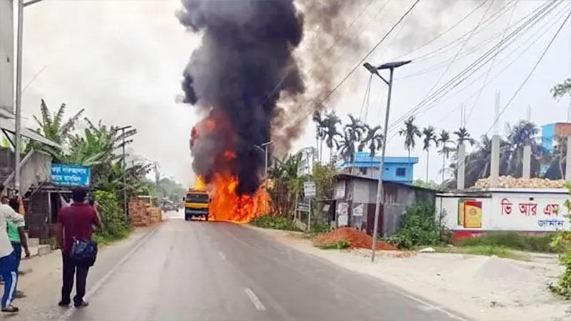 বরিশালে লরিতে আগুন, চালকের বুদ্ধিমত্তায় রক্ষা পেল ফিলিং স্টেশন