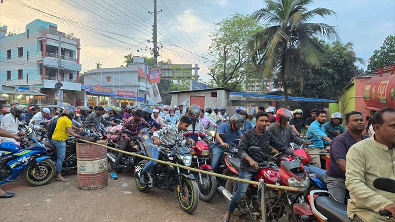 নওগাঁয় ফুয়েল অ্যাপে তেল বিক্রি, ভোগান্তি থাকলেও ফিরছে শৃঙ্খলা