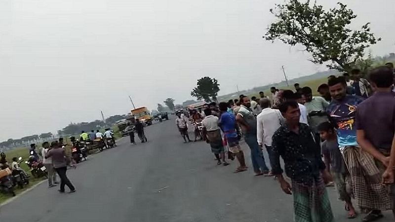 নওগাঁয় মোটরসাইকেলের নিয়ন্ত্রণ হারিয়ে বাসে ধাক্কা, তিন শিক্ষার্থী নিহত