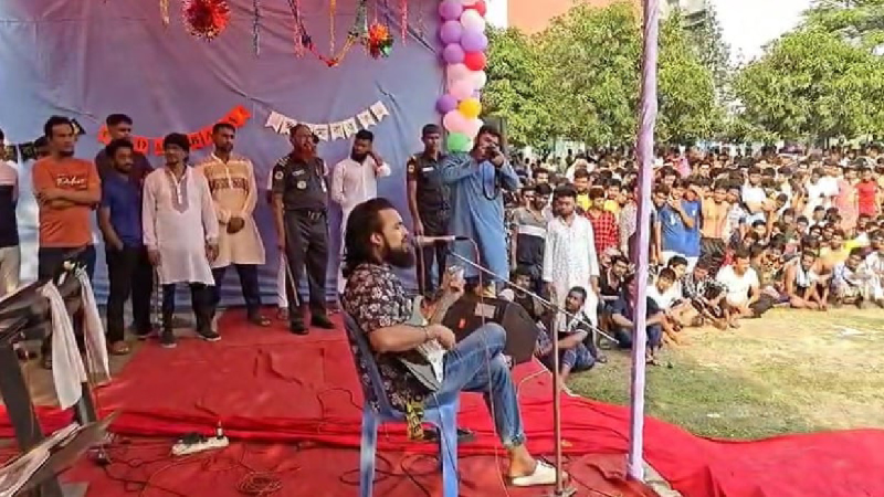 কেন্দ্রীয় কারাগারে গান গাইলেন নোবেল