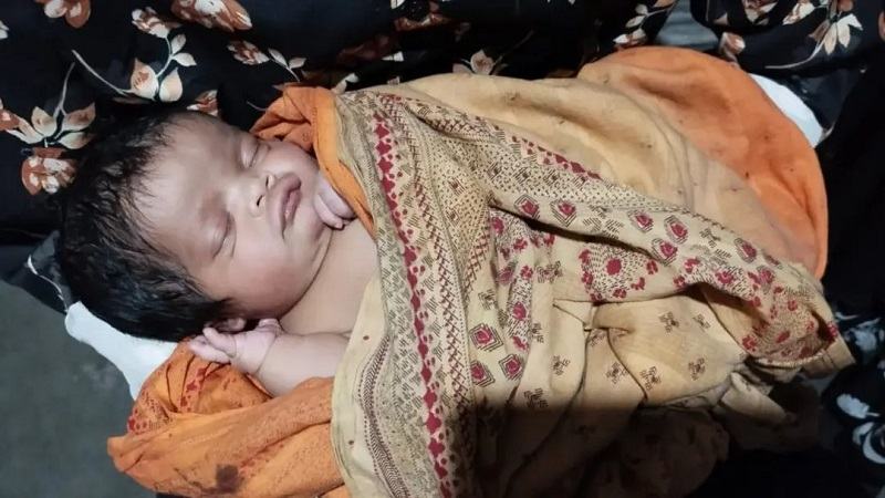পলিথিনের ভেতরে থেকে আসছিল কান্নার শব্দ, শুনতে পেয়ে ৯৯৯ এ কল, নবজাতক উদ্ধার