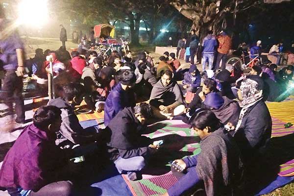 শীতের পিঠা আড্ডায় রাবি শিক্ষার্থীরা
