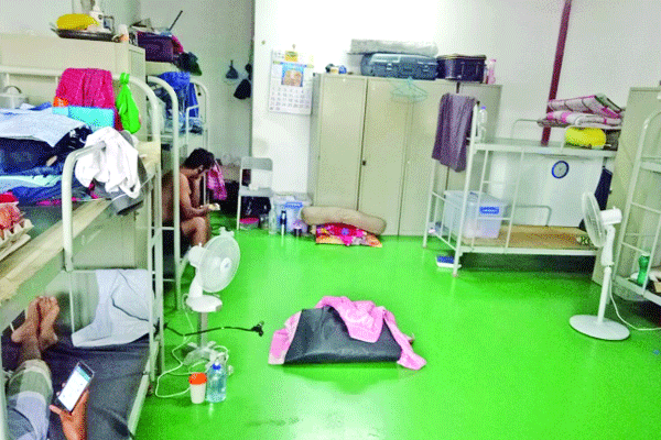সিঙ্গাপুরে শ্রমিকদের ডরমিটরি যেন করোনা বোমা