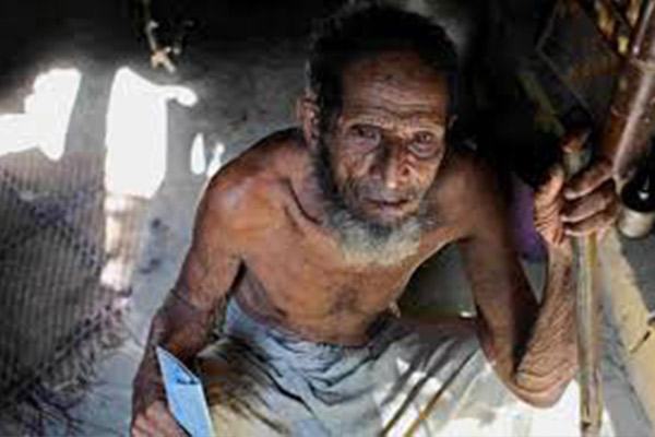 করোনার ধাক্কা সামলাতে অসহায় প্রবীণদের দায়িত্ব নেবে কে?