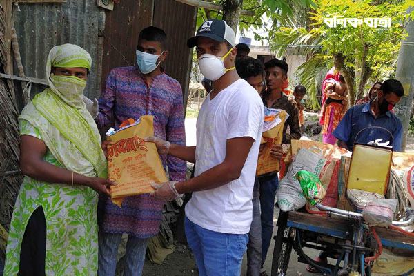দুস্থদের বাড়ি বাড়ি গিয়ে শাড়ি-লুঙ্গি দিলেন ক্রিকেটার রুবেল