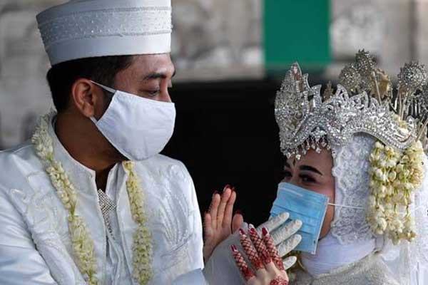 করোনাকালেও বিয়ে অপেক্ষা করে না!