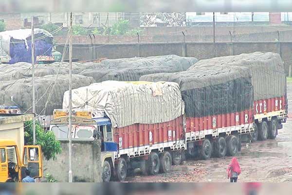 টানা বৃষ্টিতে আমদানি পণ্য নিয়ে বিপাকে ব্যবসায়ীরা