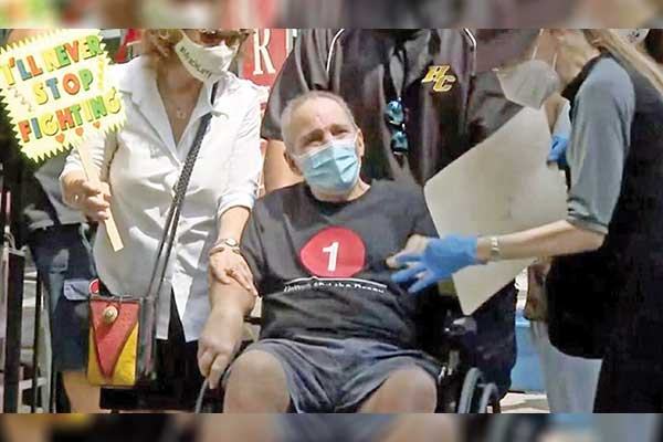 ১২৮ দিন হাসপাতালে কাটিয়ে বেঁচে ফিরলেন ‘মিরাকল ল্যারি’