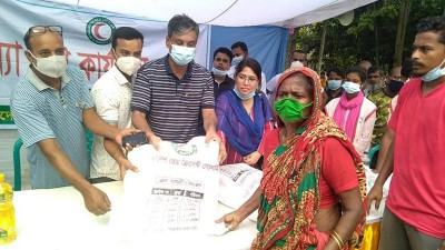 টাঙ্গাইলে রেড ক্রিসেন্ট-গ্রামীণফোনের ফুট প্যাকেজ বিতরণ