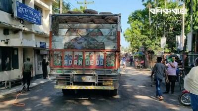 দেশে ঢুকতে শুরু করেছে আটকে পড়া পেঁয়াজের ট্রাক