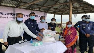 কুড়িগ্রামে দুর্গম চরাঞ্চলে লংকাবাংলা ফাউন্ডেশনে ত্রাণ বিতরণ