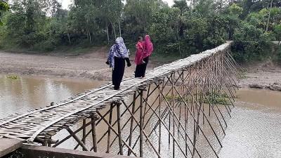 এক দশক ধরে বাঁশের সাঁকোই ভরসা ৫ গ্রামের মানুষের