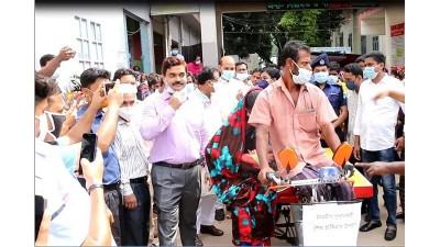 প্রধানমন্ত্রীর সহায়তা পেলেন সেই প্রতিবন্ধী প্রসূতি ও তার আশ্রয়দাতা