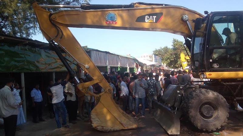 কক্সবাজার সৈকতে উচ্ছেদ অভিযানে দফায় দফায় সংর্ঘষ, সাংবাদিকসহ আহত ১০