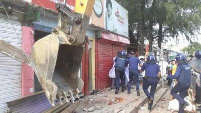 কক্সবাজার সৈকতে অবৈধ স্থাপনা উচ্ছেদ ঘিরে সংঘর্ষ